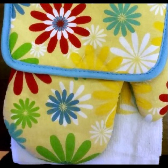7 Piece Kitchen Set with Towels Oven Mitt Flowers - Picture 8 of 9